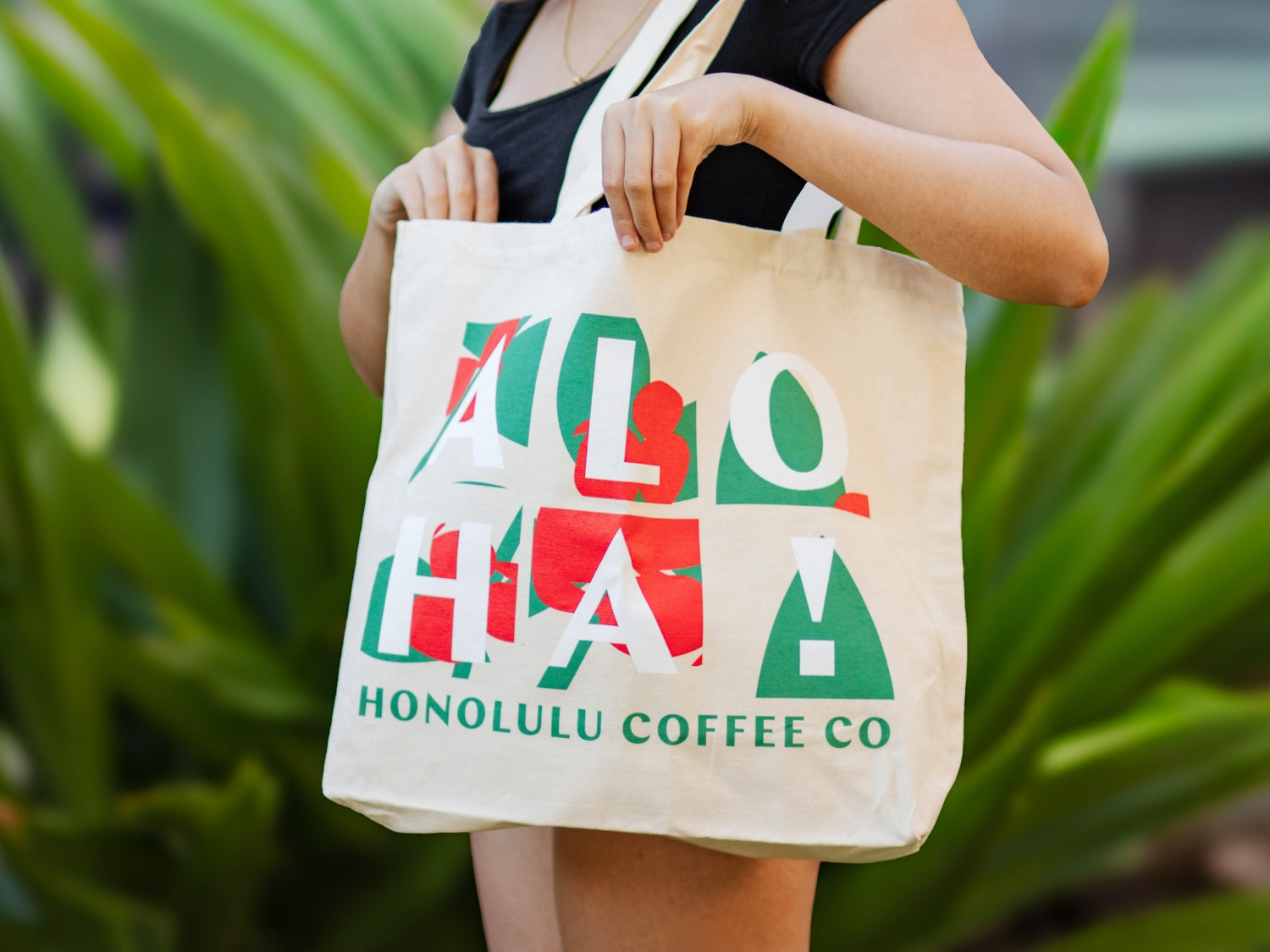 alohafloral_tote_web1_07e6eb63-0d70-4477-b539-7a502105a721.jpg
